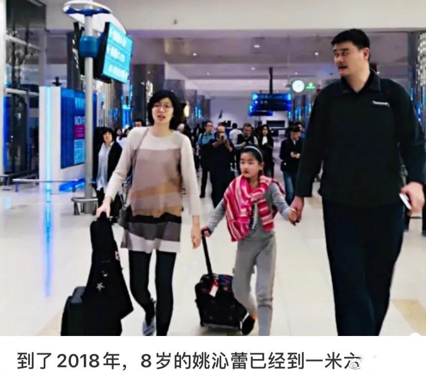 姚明9岁女儿近照身高惊人,姚明12岁女儿亮相身高至少1米8