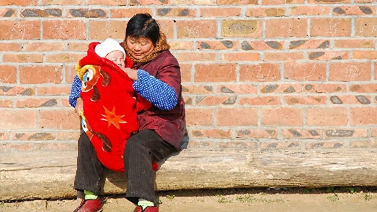 人老了只有儿孙陪伴才是福,人老了儿女在身边才是最重要的