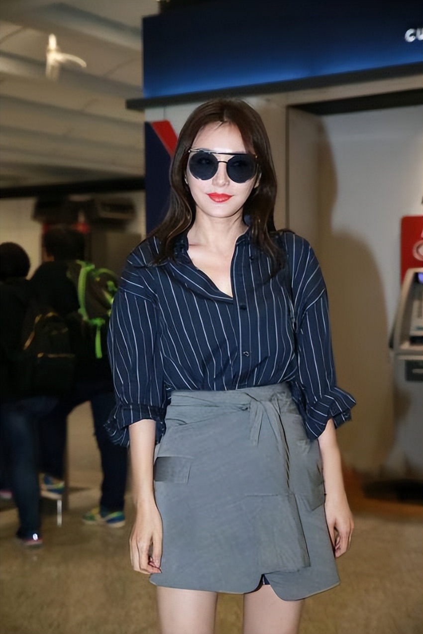 秦岚穿黑色吊带礼服气质成熟优雅,理智派秦岚黑西装配红吊带