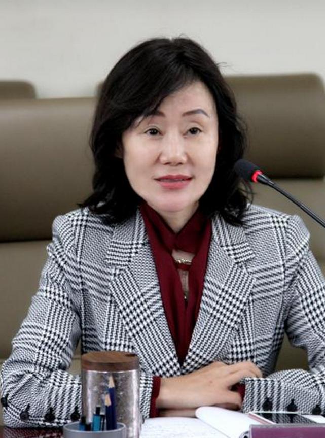 女副校长沉迷美容被开除,女校长拿公款整容