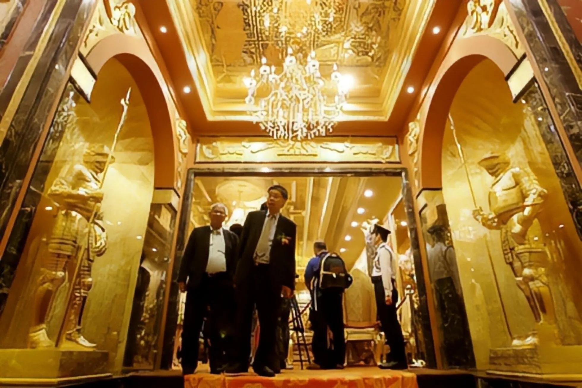 2001年他花3800万，用掉380公斤黄金盖了一间厕所，后来怎样了