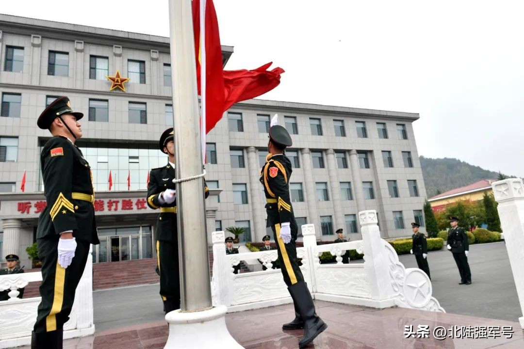 敬礼鲜艳的五星红旗,鲜艳五星红旗下敬礼视频