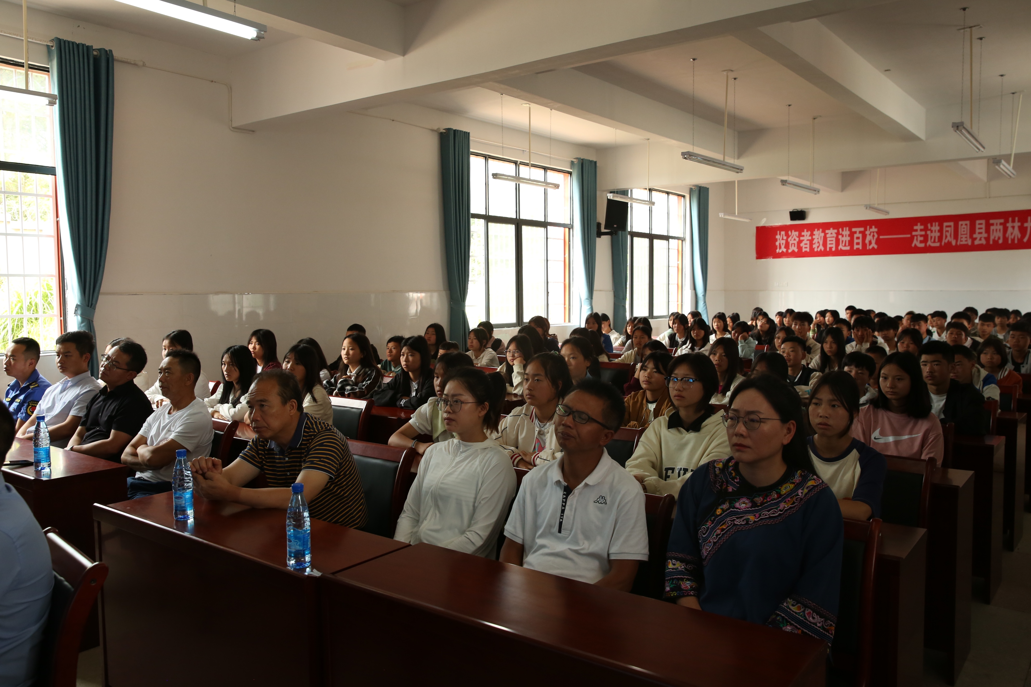 凤凰检察:县人大常委会主任情注苗乡校园观摩“模拟法庭”庭审