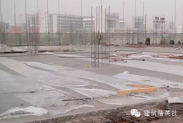 混凝土板裂缝是什么原因造成的,现浇板浇砼后表面裂缝是什么原因