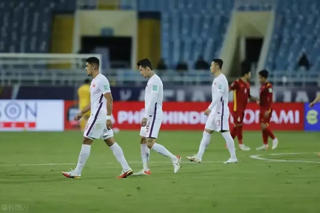 中国男足悲情故事,外媒谈中国男足1:3输越南