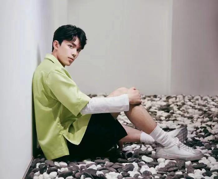 牛油果绿男生穿好看吗,牛油果绿适合黄黑皮肤穿吗男