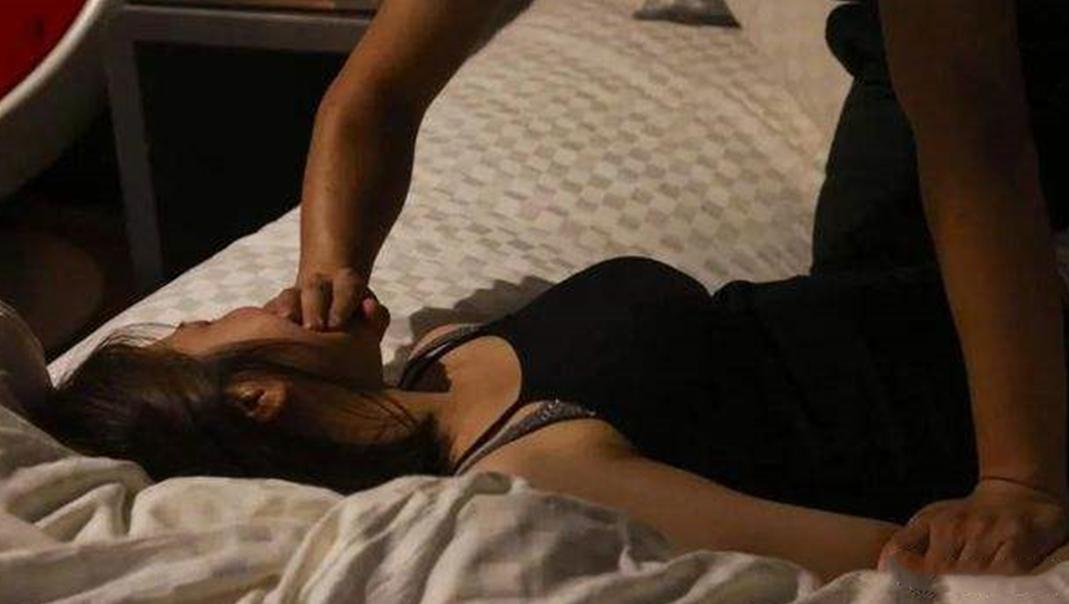 不还钱就再弄一次！女子欠房租被房东儿子*暴强**，拍下裸照逼还债