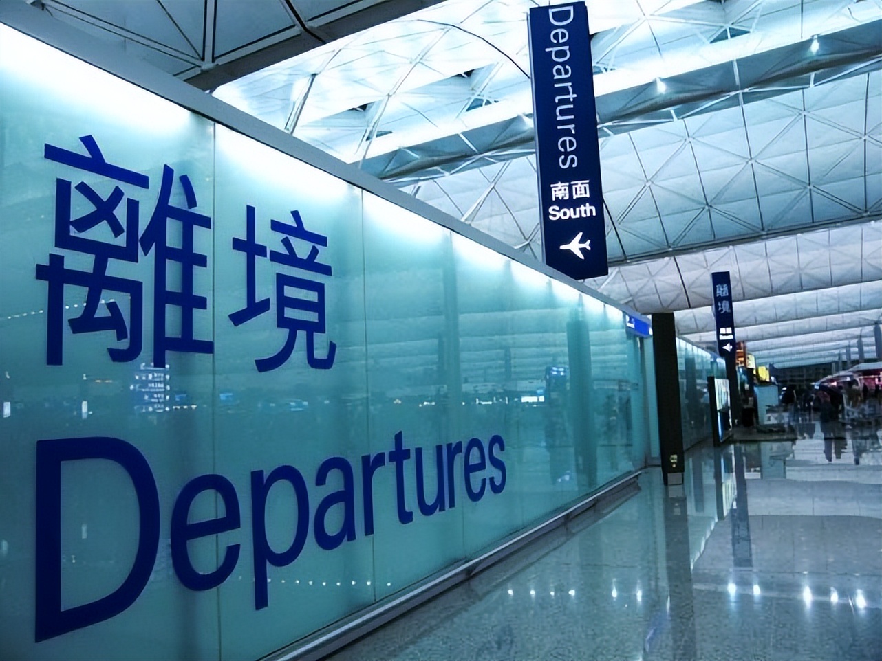 “西化”港女移居台湾幻想被众星捧月却沦为遭抛弃的过气港人