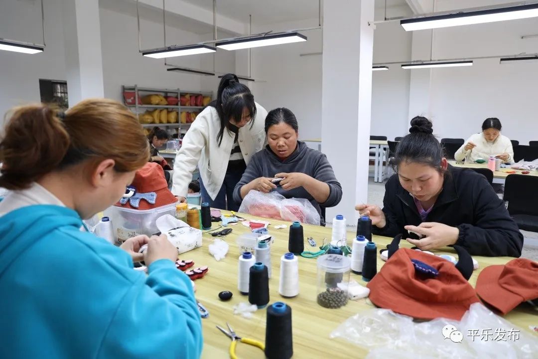 【开局起步dou精彩】桂林平乐|农闲妇女“闲不住”手工活成赚钱新时尚