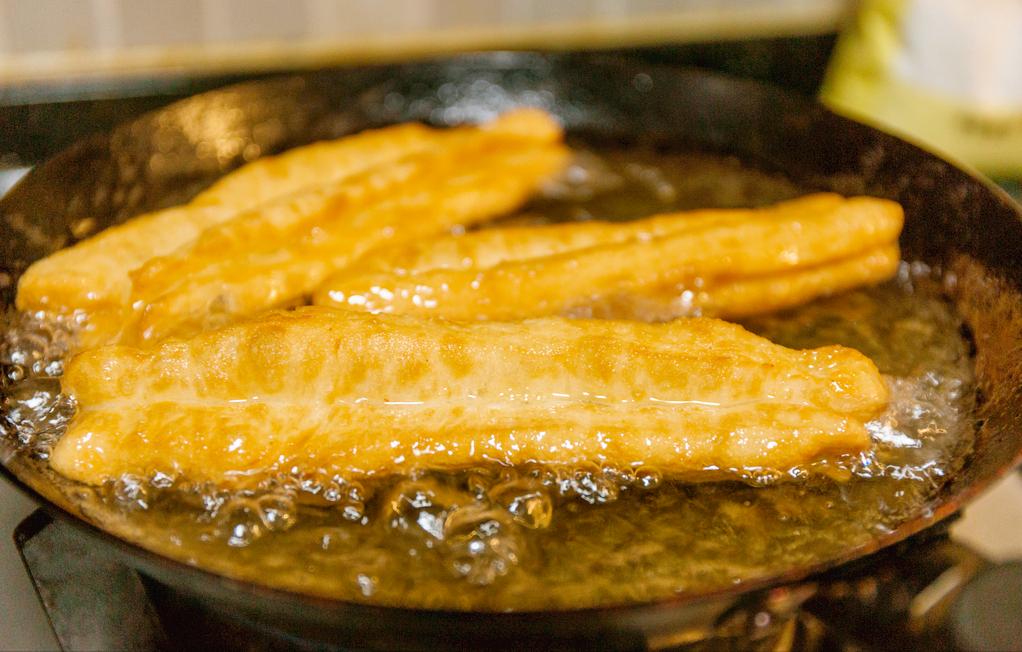 炸油条怎么和面才酥脆好吃,为什么外面卖的油条又软又蓬松