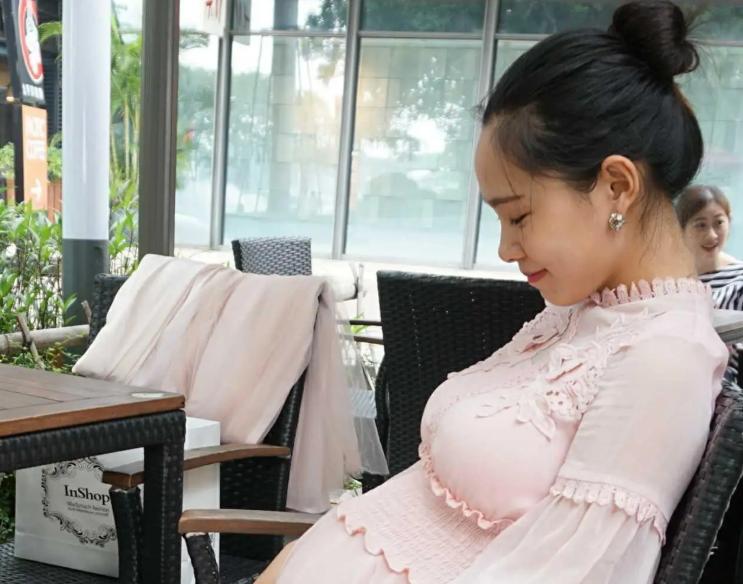 宝妈用奢侈护肤品，却给孩子喂临期奶粉，如此“差别教育”引热议