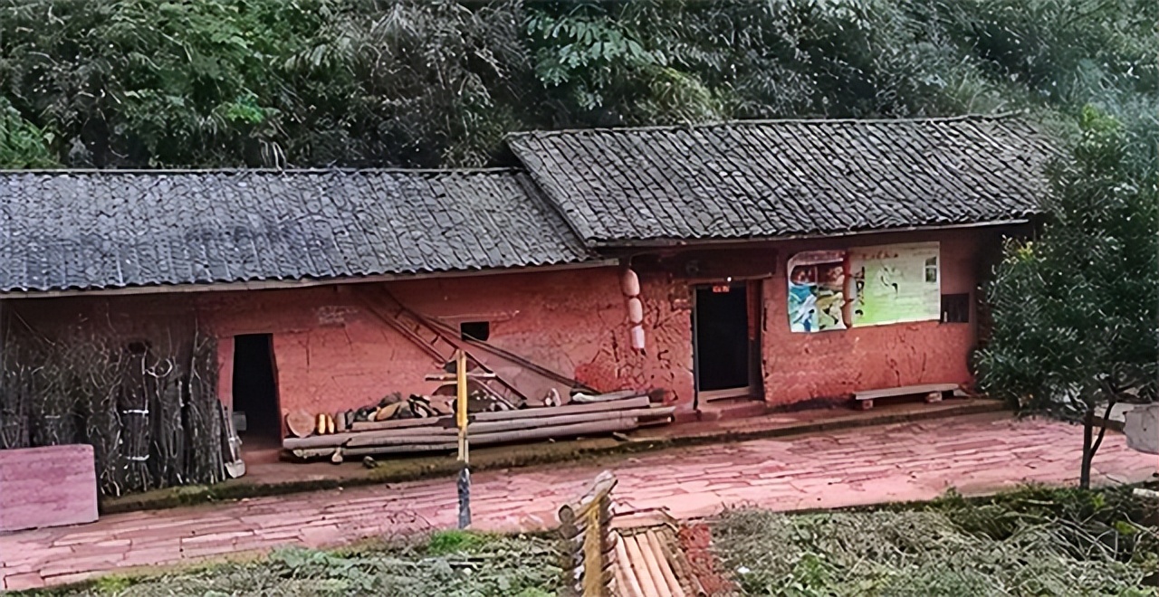 漂亮寡妇偷吃“*果禁**”，携19岁小伙隐居深山50年，创造了人间奇迹