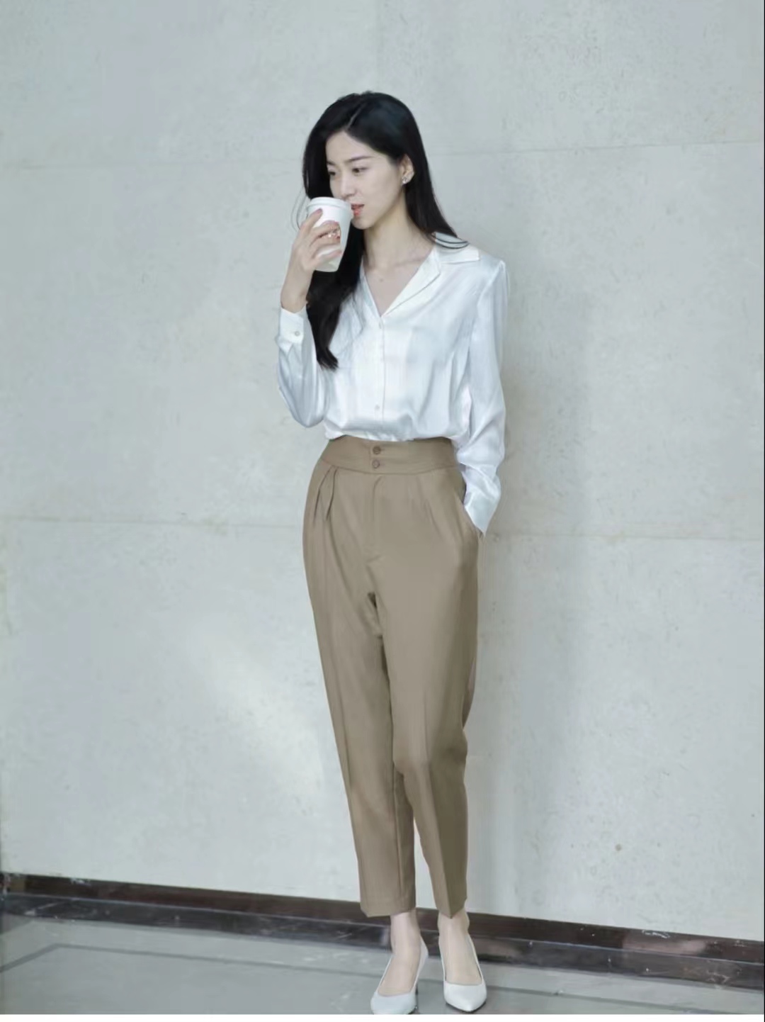 蓝色西装配卡其色裤子男,卡其色西装配什么裤子好看