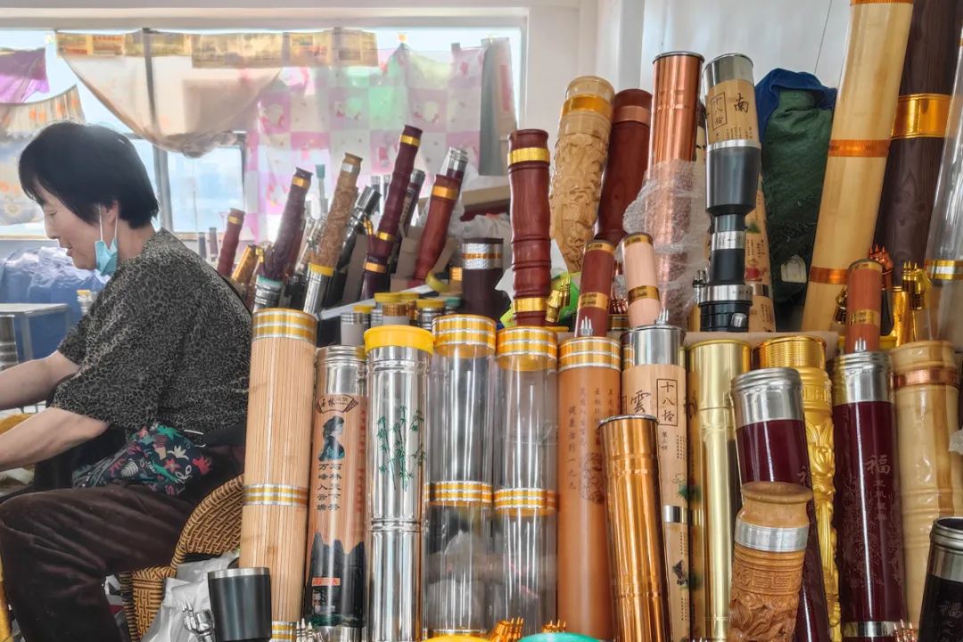 云南弥勒菜市场趣事：烟丝烟筒女人卖，妇女抱着烟筒抽