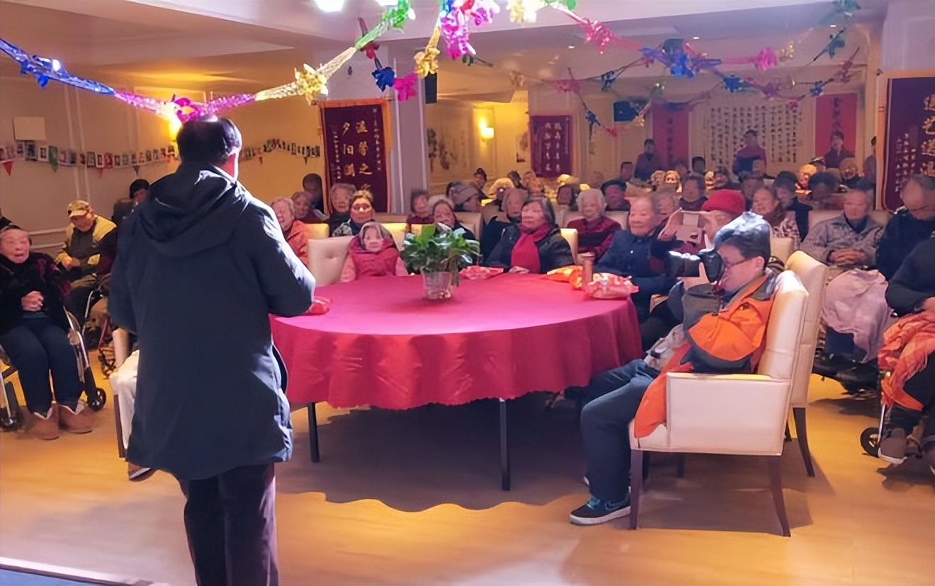 养老院护工自述：给人划等级，有儿子的不欺负，给红包会额外照顾