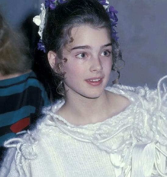 10岁全裸出镜，20岁声称自己仍是处女，“美国舒淇”的裸照风波