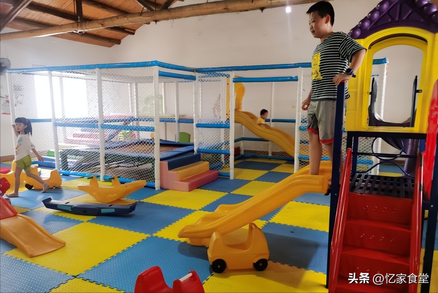 绂忓缓濂冲瓙鍚冮キ,濂冲瓙鍦ㄦ潙閲屽悆閰掑腑