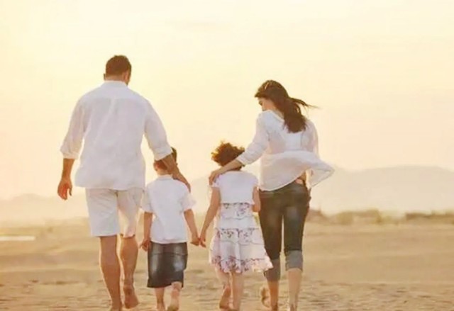 民工捡到3亿元的手镯,民工挖3亿金手镯完整版