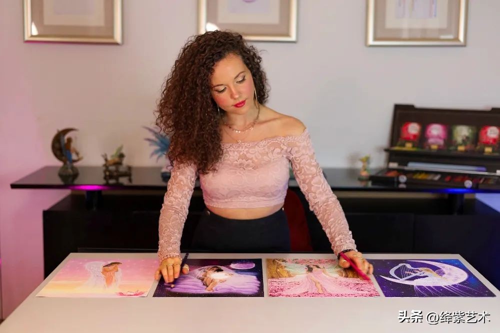 女画家用双手同时画画,用手画画女画家