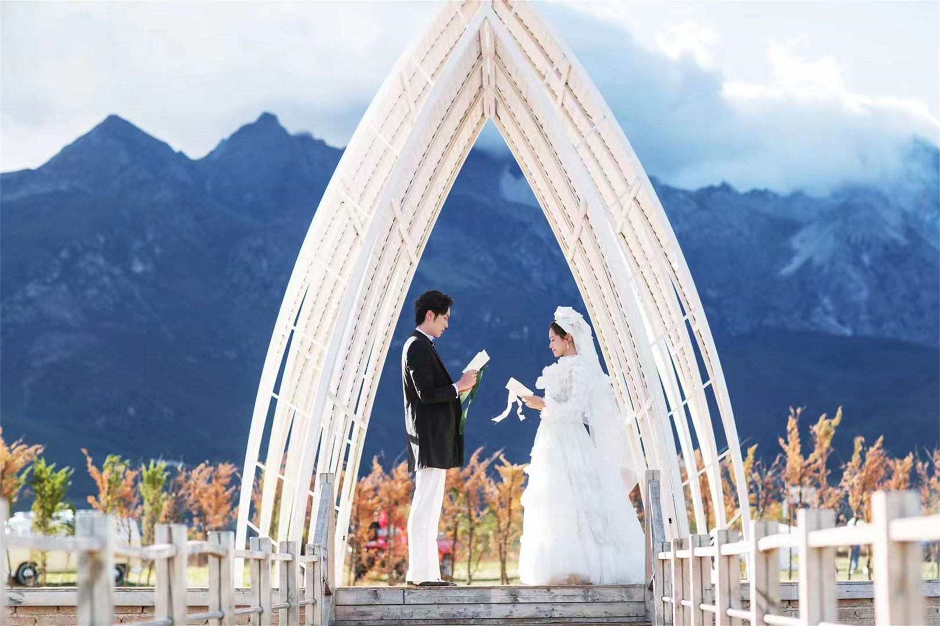 丽江旅拍婚纱照礼服怎么选？选这5种礼服准没错了，高级感拉满