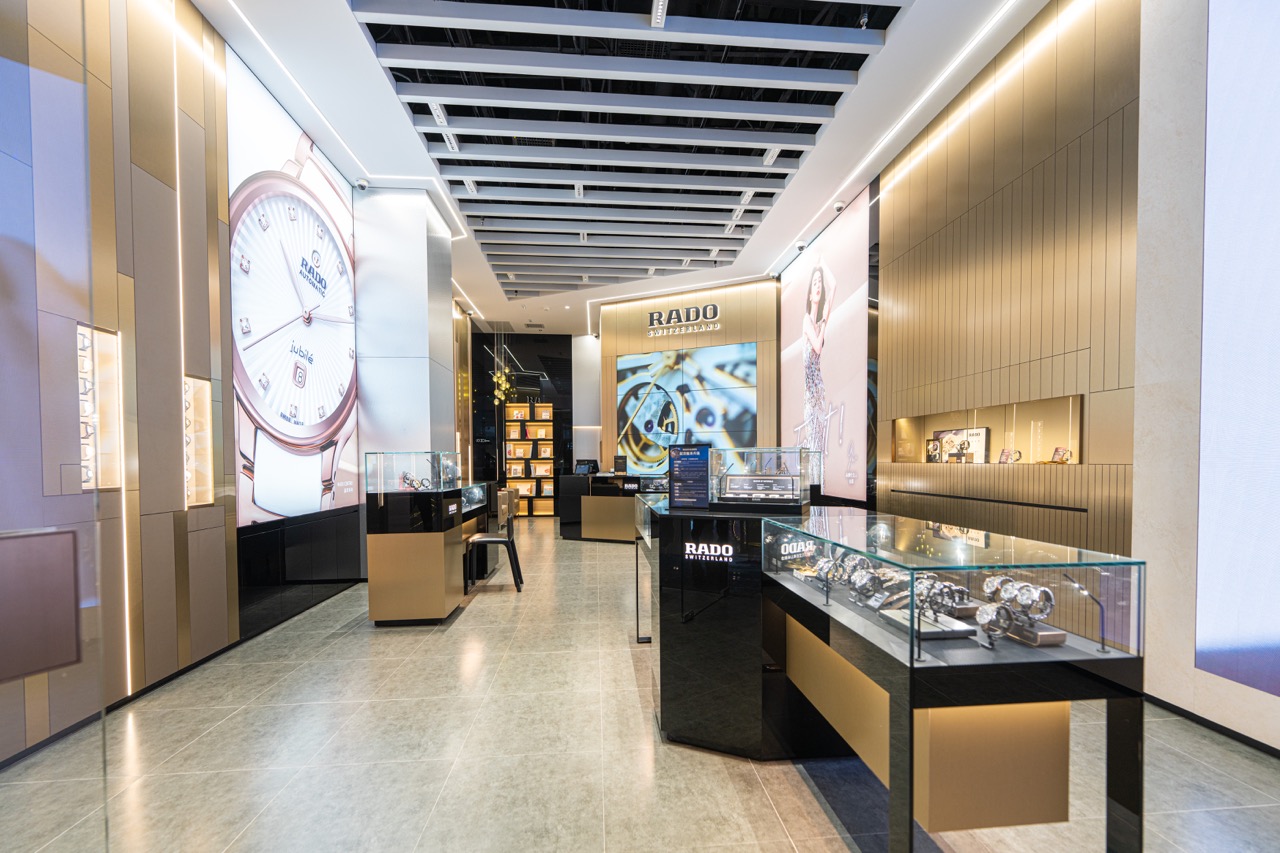 rado鐟炲+闆疯揪琛ㄦ櫠钀冪郴鍒楀コ鑵曡〃,闆疯揪琛╮ado鐟炲+鎵嬭〃鏅惰悆绯诲垪