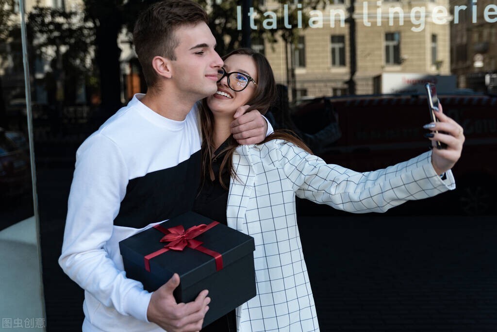 旧案一则：南充大学生黑客*拍偷***爱性**视频疯狂敲诈只因爱上36岁女子