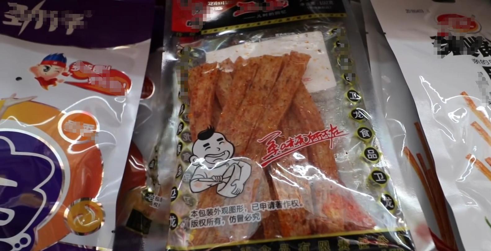 在美国街头第一次吃中国辣条,美国小伙第一次吃中国辣条