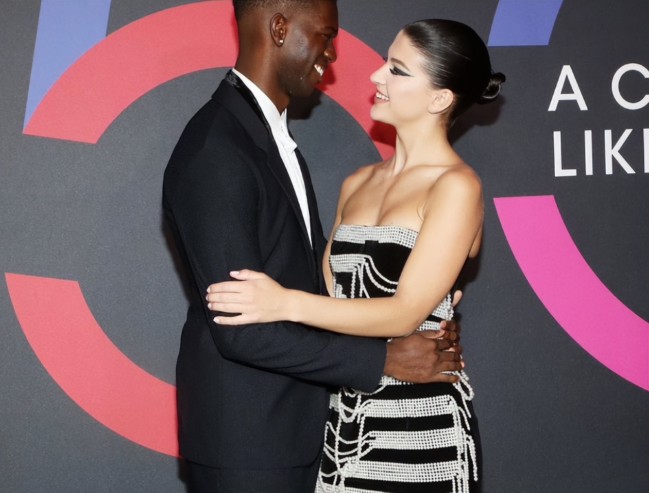 比尔盖茨20岁的掌上明珠，送黑人男友8.6亿豪宅，胸衣外穿走红毯