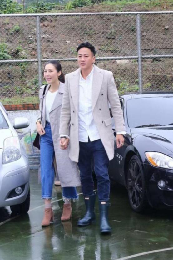 何润东与老婆现身机场,何润东安以轩红衣