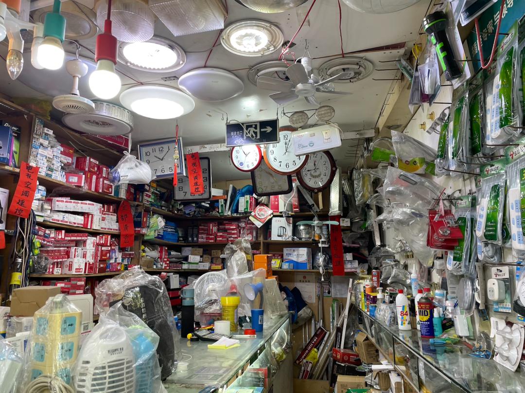 梧桐区的五金店,都是长久又顽强的存在