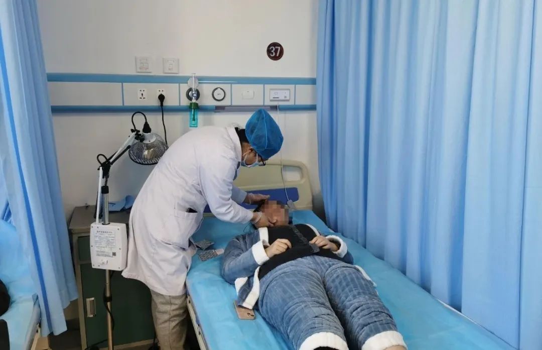 一附属哪个医生针灸治面瘫比较好,中医院针灸科治面瘫谁好