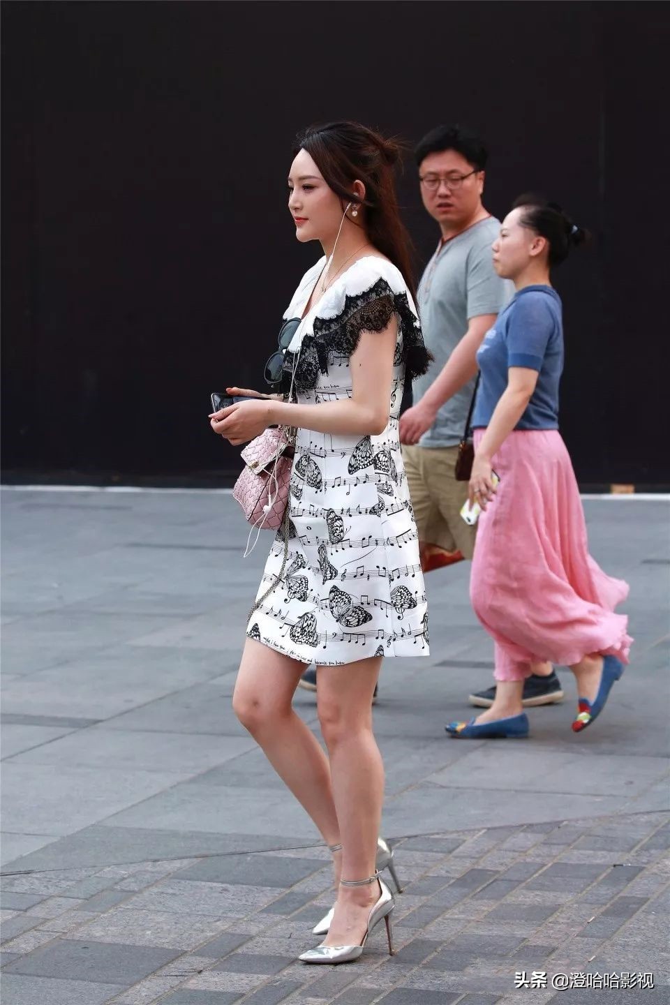 街拍黑白波点连衣裙,街拍穿连衣裙的美丽淑女
