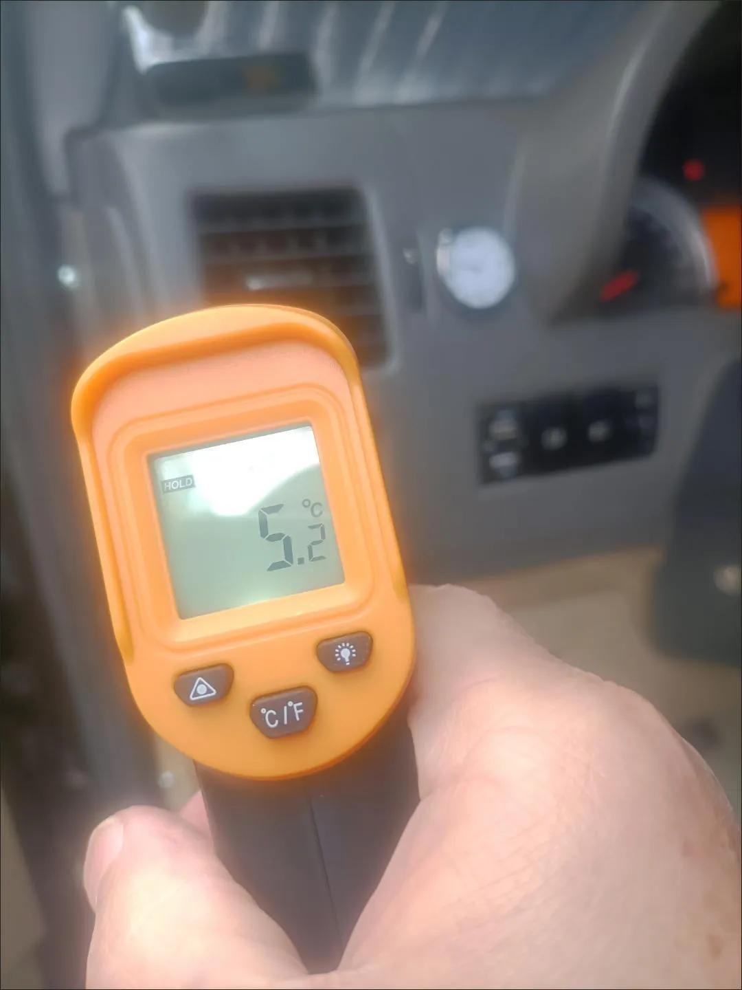 小车空调自加制冷剂,小车空调不制冷了要加几瓶氟