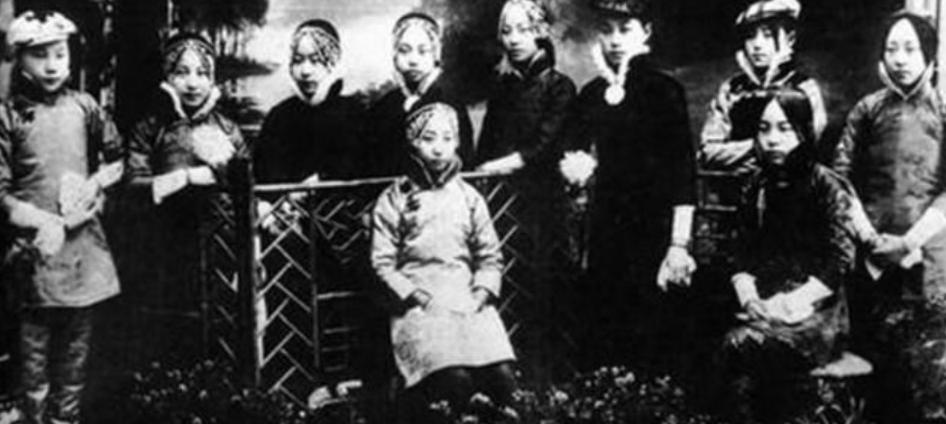 晚清真实老照片:花楼女子媚态百出,溥仪的乳娘丰乳肥臀!