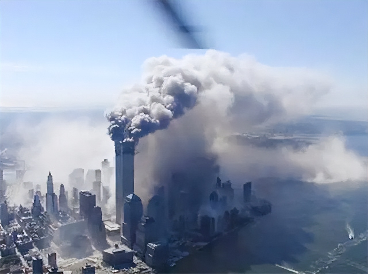 2001年飞机撞机事件视频,华裔空姐临终前录音