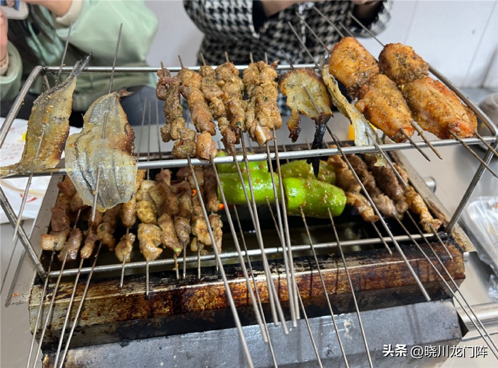 夫妻无父无母开大排档意外生意红火一天一位老人抱来一样东西