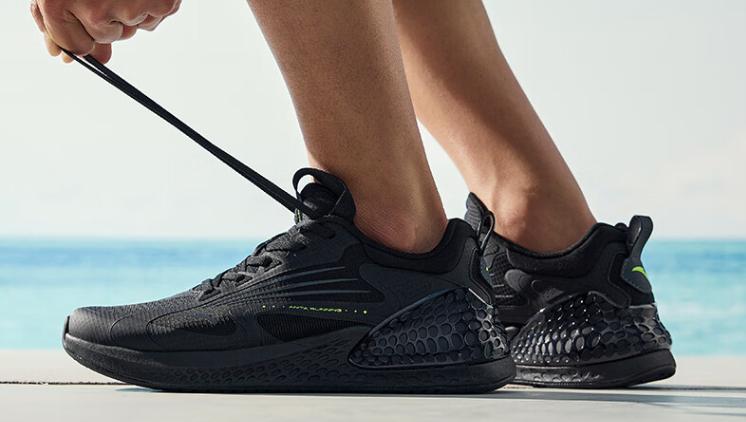 纯黑色跑鞋推荐前十名,入门级纯黑跑鞋推荐