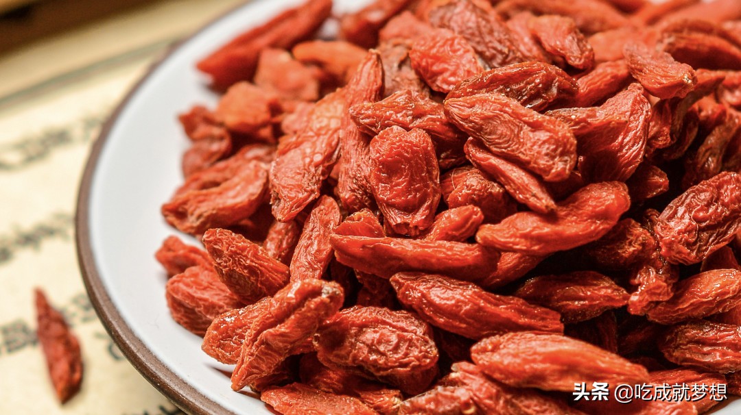 冬天枸杞和什么泡水不上火,一吃枸杞就上火怎么回事