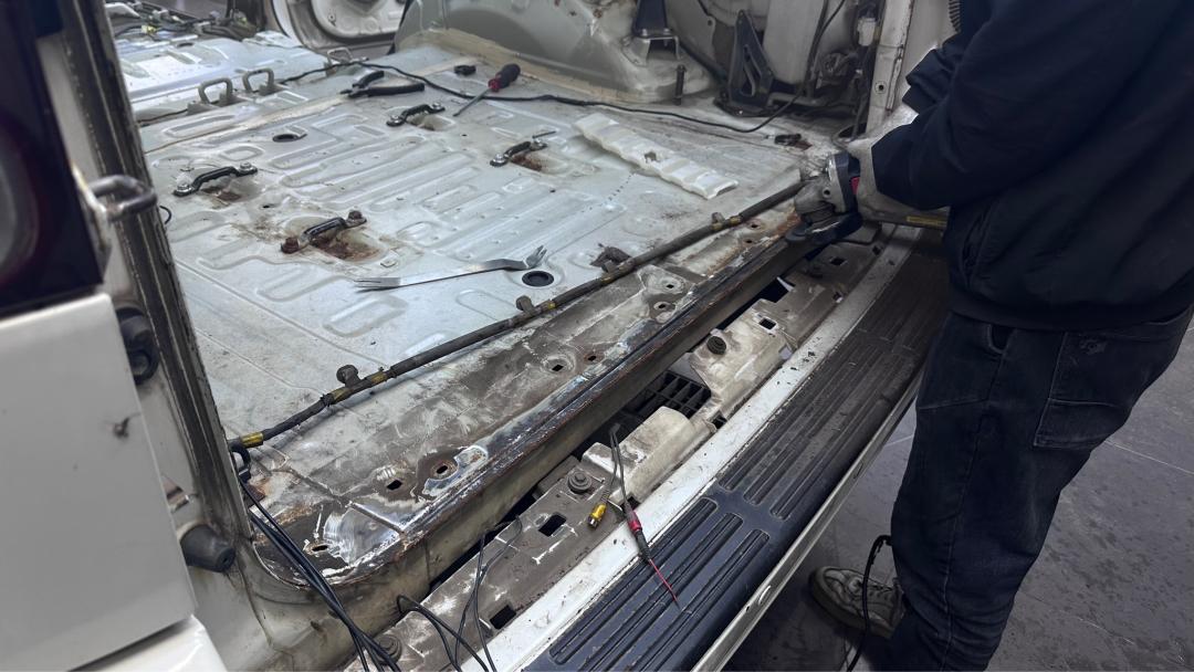 03年丰田霸道全车翻新多少钱,2004款丰田霸道拆车视频