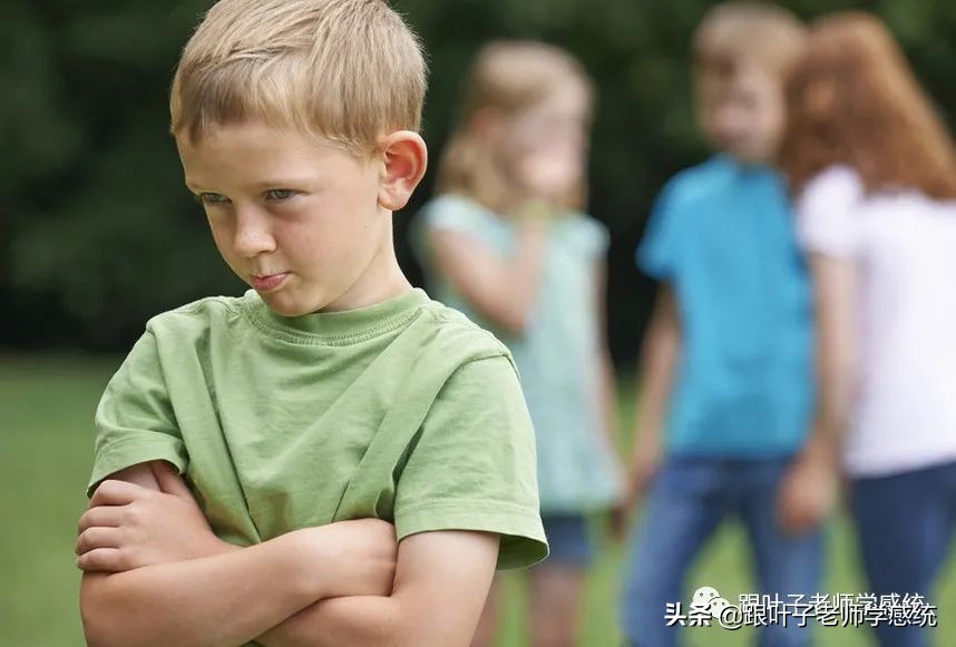 小孩不合群被孤立怎么办,孩子内向被排挤的正确方法