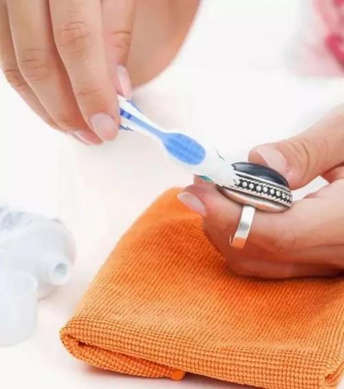 银饰品变黄了怎么清洗,银饰品发黑可以用酒精清洗吗