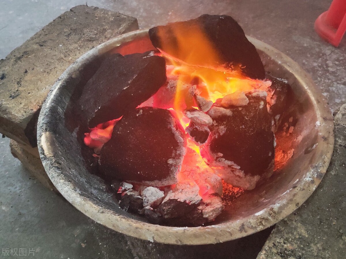 冬天农村柴火炉取暖,现在农村可以用炭火炉取暖吗