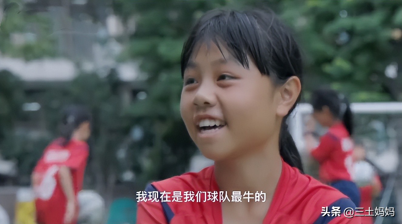 女子低头误入地下车库视频,女生拍地下车库视频