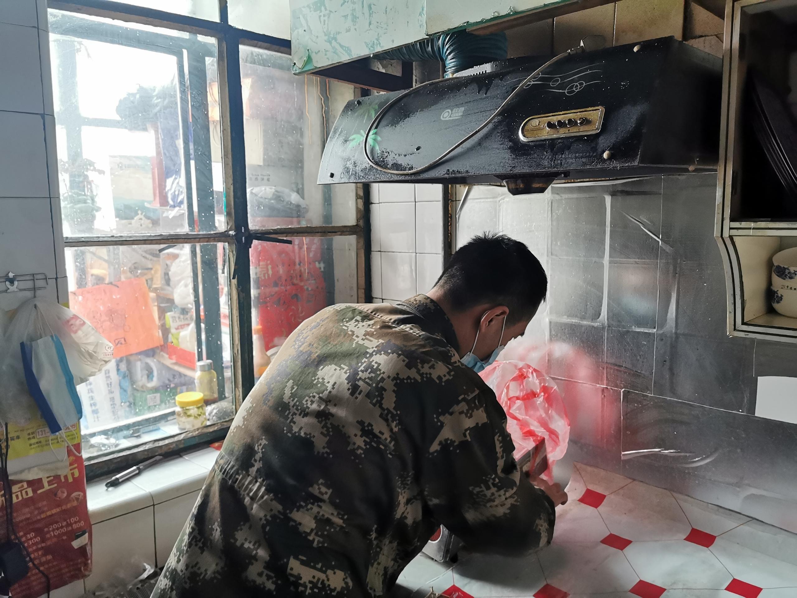 长春市民政局|幸福人生多彩夕阳公益项目助困境老人去污除油