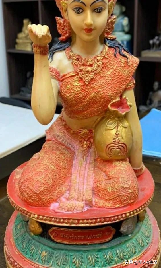 发财后，泰国男子买来12双匡威鞋向财神还愿