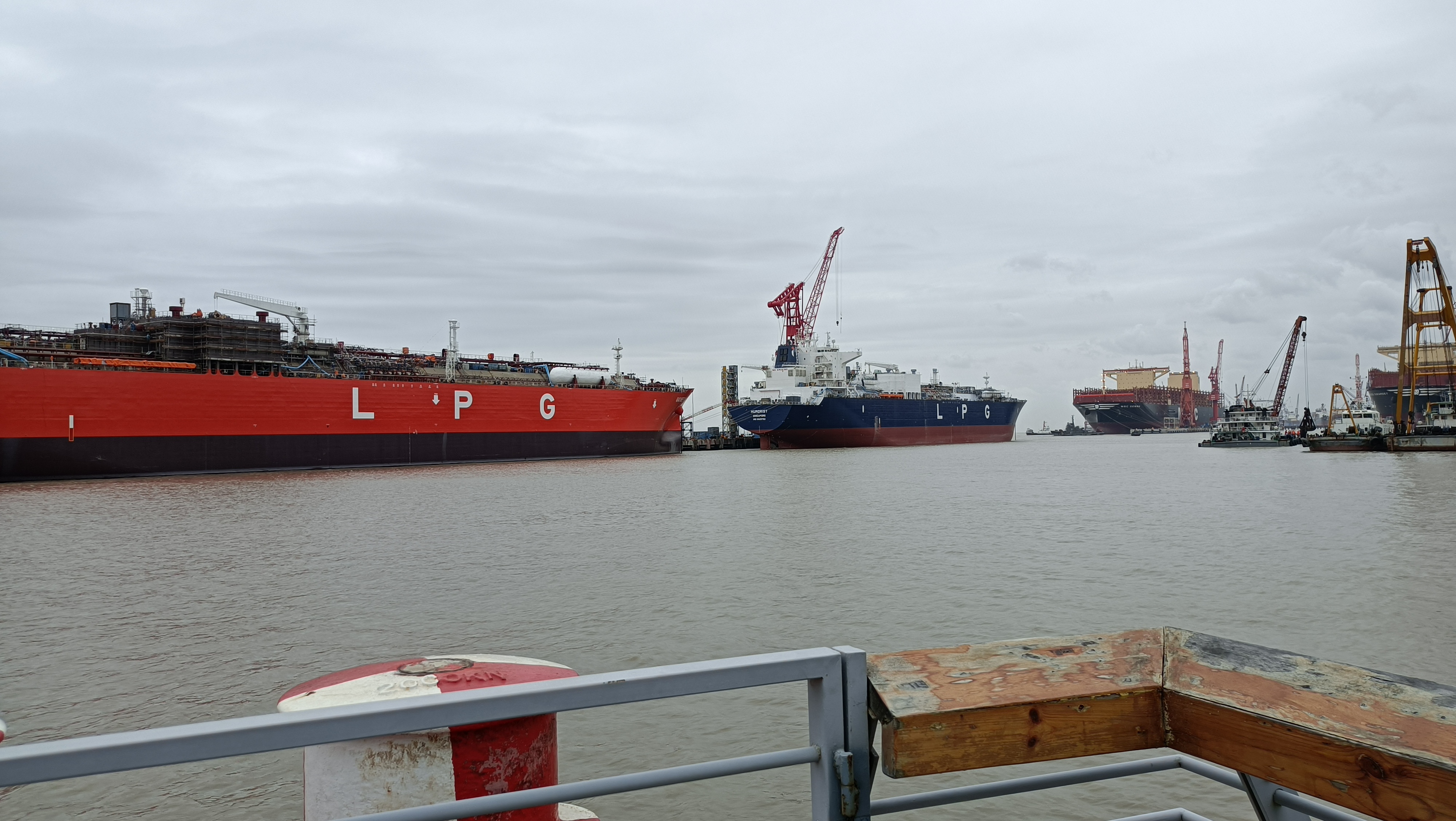 去了一趟航母的制造公司-江南造船厂，我却感动流泪，我们做到了