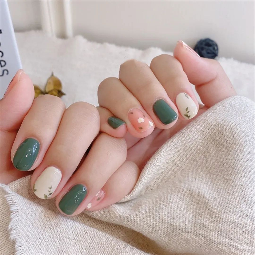 秋冬纯色美甲显白高级跳色高清,夏日美甲显白短甲可爱卡通儿童