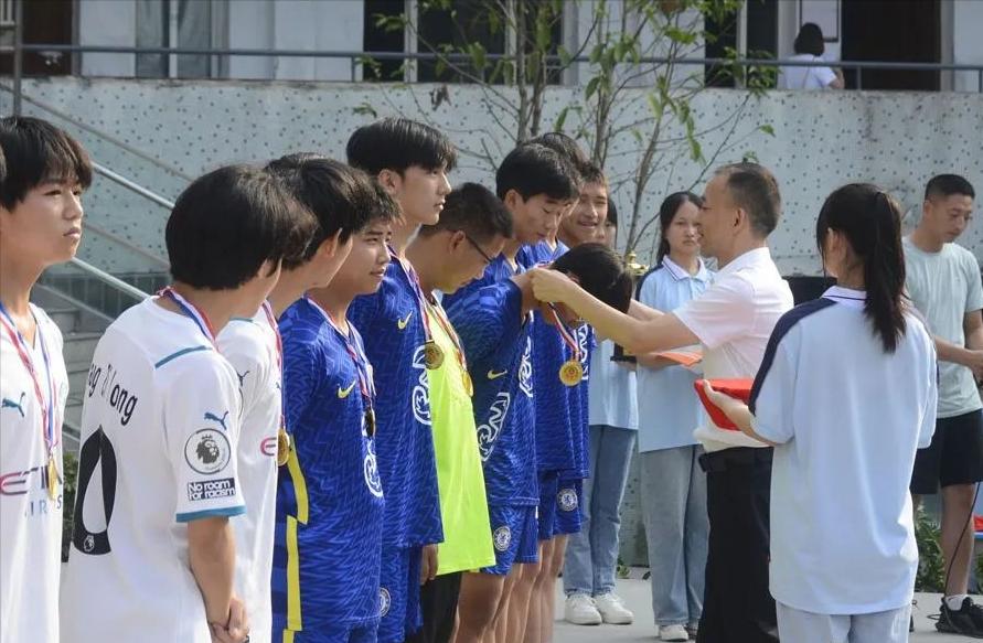 喜迎二十大拼搏绿茵场——建华中学2022年校园足球联赛圆满结束