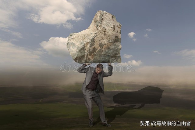 30岁妻子背着老公去做陪酒小妹,被老公发现,哭诉道“我没错”。