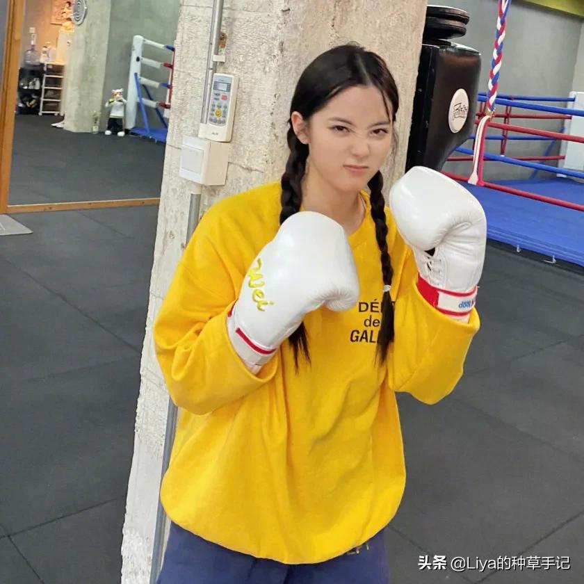 克莱因蓝和什么色搭配高级,35岁穿克莱因蓝好看吗